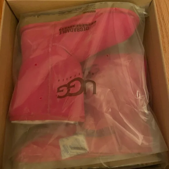 NWT UGG UGG
australla
W CLASSIC
SHORT
5825 W / MAG - Picture 6 of 8